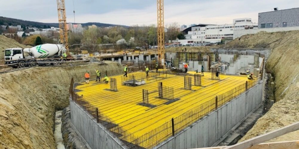 Stavebné práce pokračujú s prísnymi bezpečnostnými opatreniami